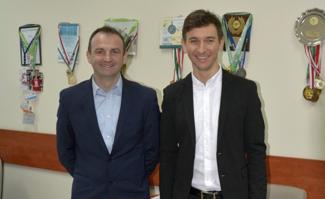 Zadowoleni Tomasza Brożyna (z lewej) i Jacek Morajko po zdanym egzaminie dyplomowym.