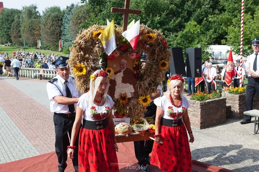 Jeden z bardziej okazałych wieńców dożynkowych z Nieczulic,...