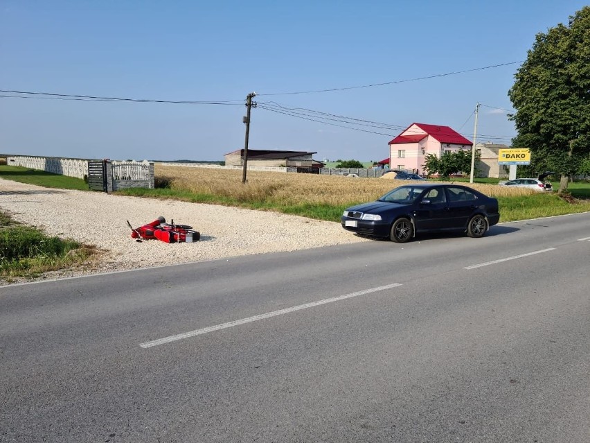 Tragiczny wypadek. W Prząsławiu zderzyły się samochód i motocykl. Kierowca jednośladu zmarł w szpitalu