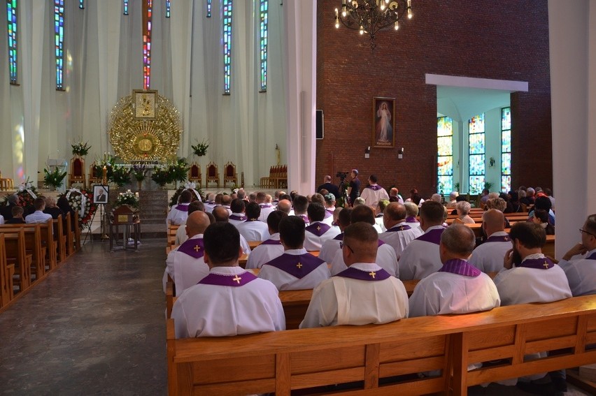 Wielu parafian i księży na pogrzebie organisty bazyliki konkatedralnej w Stalowej Woli