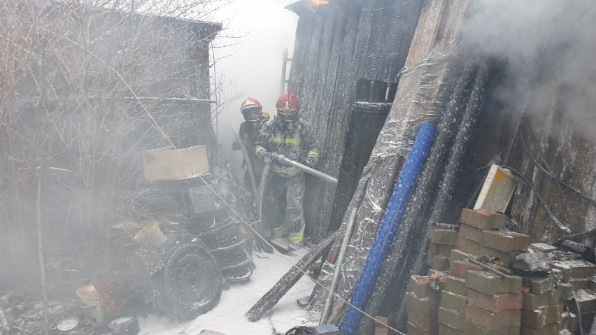 Pożar szopy w Suchedniowie. Strażacy wynieśli pojemniki z paliwem (ZDJĘCIA)