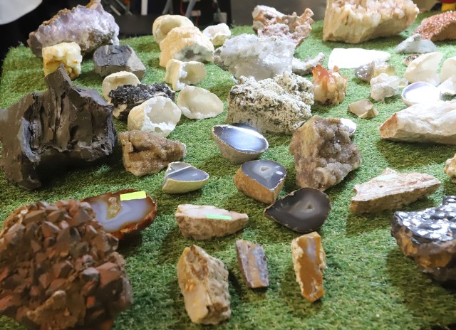 Na giełdzie prezentowano piękne okazy minerałów.Na kolejnych slajdach zobacz czym handlowano podczas weekendu w hali MOSiR przy ulicy Narutowicza w Radomiu.