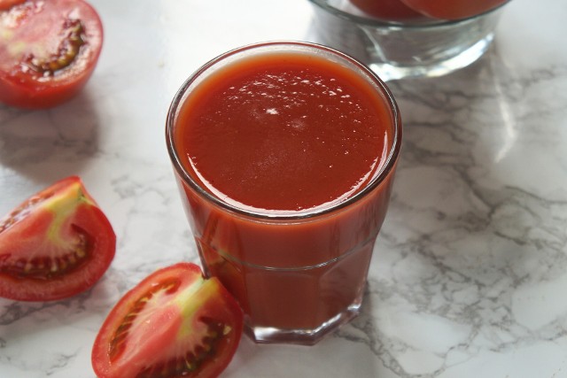 Domowy sok pomidorowy można zrobić w szybki i prosty sposób przy użyciu dwóch składników. Wystarczą dojrzałe pomidory i sól.