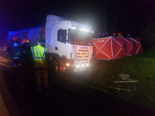 W poniedziałek (21.10) wieczorem na DK 91 samochód ciężarowy zjechał z drogi na pobocze i wpadł częściowo do rowu. Jak poinformowali strażacy z WSKR w Toruniu, kierowca najprawdopodobniej zasłabł. Na miejsce przybyły służby medyczne. Niestety, pomimo podjętej reanimacji, mężczyzny nie udało się uratować. Nikt inny nie został poszkodowany w tym zdarzeniu.Jak potwierdzili nam policjanci, u kierowcy stwierdzono problemy z układem krążeniowo-oddechowym. Na miejscu pracowało pięć zastępów straży, policja i prokurator. 