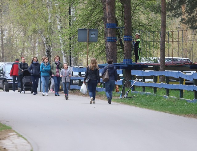 Pierwszy dzień majowego weekendu nad zalewem w Siczkach. Sporo osób wybrało się w sobotnie popołudnie na spacer nad zalew. Spotkaliśmy kilku rowerzystów, wędkarzy, rodziny z małymi dziećmi. Czynna była mała gastronomia. Można było kupić gofry, lody, kawę. Sporym powodzeniem wśród najmłodszych cieszył się park linowy.>