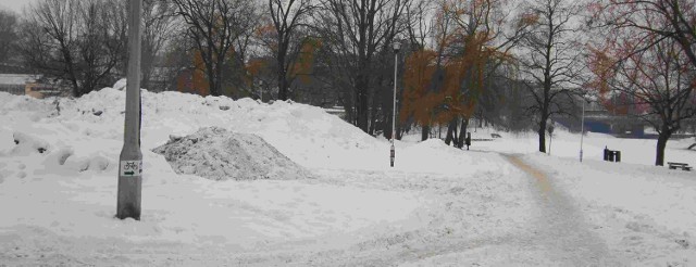 Śnieg składowany na parkingu dla taksówek bagażowych na Babiej Wsi jest bliżej niż 50 metrów od linii brzegowej