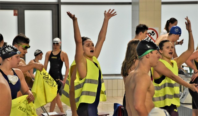 Pływacka LIGA SMS 2019. Oświęcim liderem po rywalizacji na krótkim basenie.