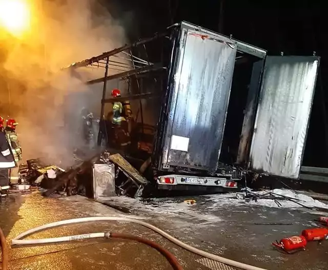 Na drodze expresowej S8 w ogniu stanęła ciężarówka, która przewoziła paczki. Kilkadziesiąt z nich spłonęło, naczepa również. Co było przyczyną pożaru? CO Z PACZKAMI? WIĘCEJ ZDJĘĆ I INFORMACJI - KLIKNIJ DALEJ