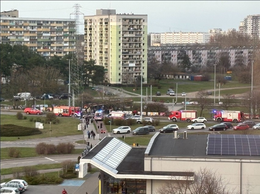 Karambol trzech aut w Gdańsku. Kierowca jednego z samochodów został odwieziony do szpitala