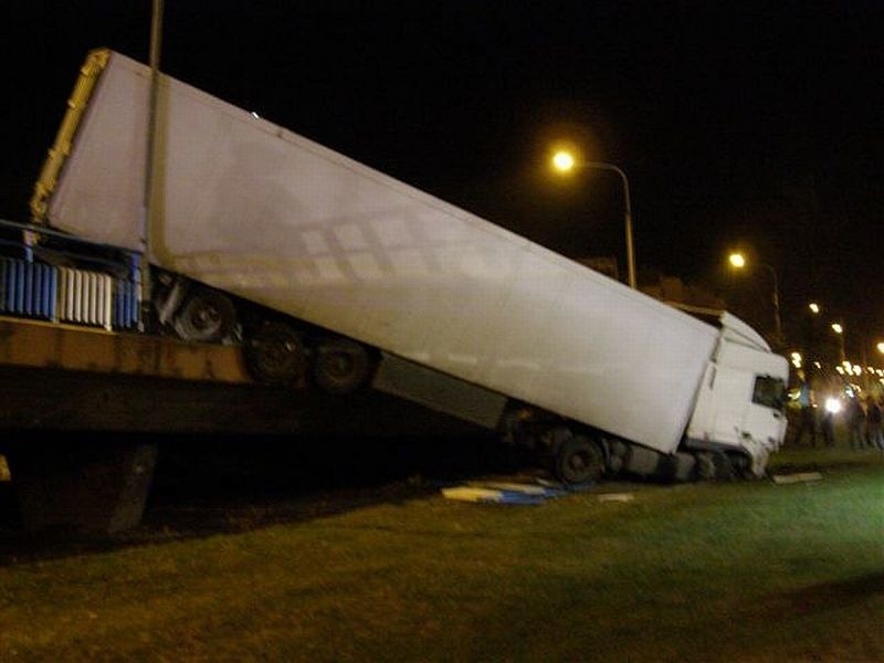 Ciężarówka zawisła na wiadukcie w Nysie. Do wypadku doszło w...