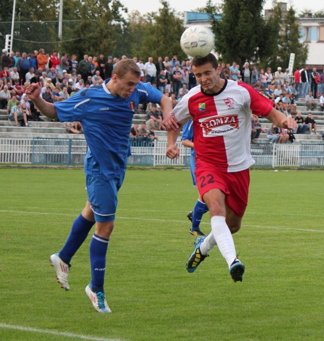 Olimpia Zambrów (niebieski strój) jesienią pokonała ŁKS 1926 Łomża 2:0. Czy biało-czerwoni na własnym stadionie wezmą rewanż  na lokalnym rywalu?