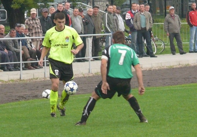 Jandar Bodzechów zremisował na swoim boisku z Sokołem Rykoszyn. Na zdjęciu Marcin Dynarek (z piłką) obok obrońca Sokoła, Łukasz Szamański.
