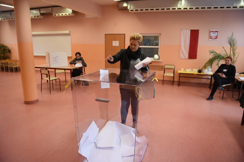 Dziś, w dniu wyborów samorządowych, lokale wyborcze otwarte...