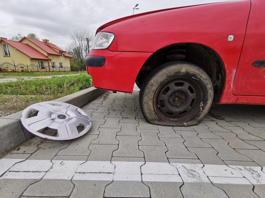 Publikujemy zdjęcia kolejnych samochodów porzuconych na...