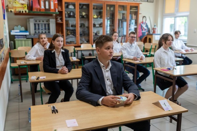 W Bydgoszczy do egzaminu ósmoklasisty z języka polskiego przystąpiło 4361 uczniów. Na zdjęciu młodzież z SP nr 35.