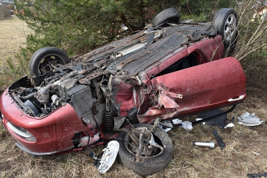 Wypadek na DK 63. Kierowca Alfa Romeo uderzył w ciężarówkę i dachował