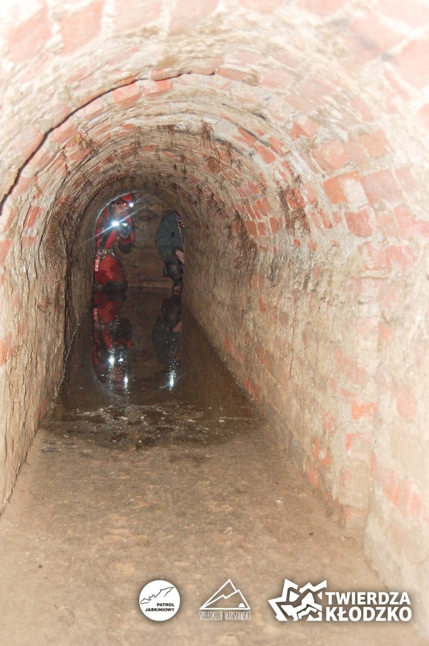 Dolny Śląsk. Poszukiwacze zeszli do kanału, a ich oczom ukazał się podziemny system tuneli [ZDJĘCIA]