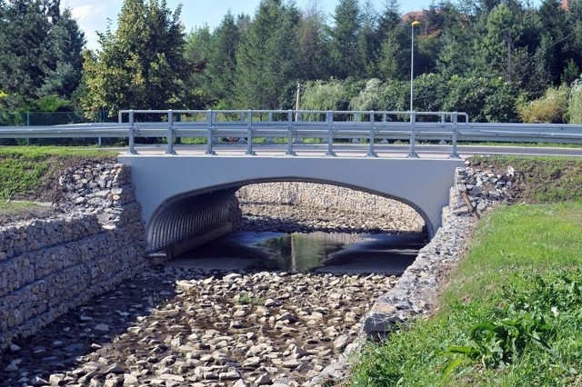 Stary zniszczony mostek zastąpił nowy bezpieczny most.