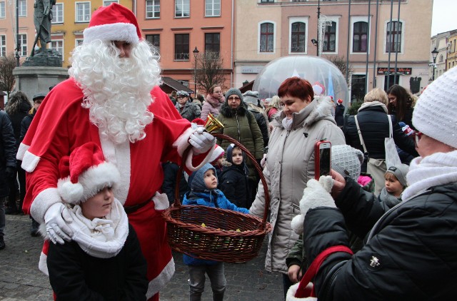 Spotkanie z Mikołajem było atrakcją Jarmarku Świętego Mikołaja trwającego w czwartkowe południe na Rynku w Grudziądzu. Na scenie występowały dzieci.