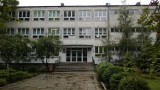 Fałszywy alarm w szkole na Rojnej: nauczycielki wyprowadziły dzieci bez ubrań