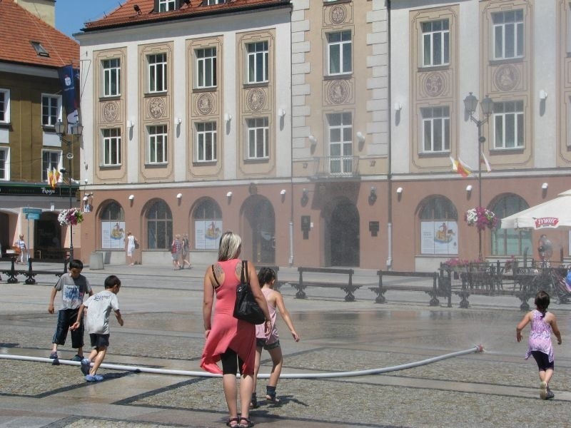 Rynek Kościuszki: Kurtyny wodne (zdjęcia)