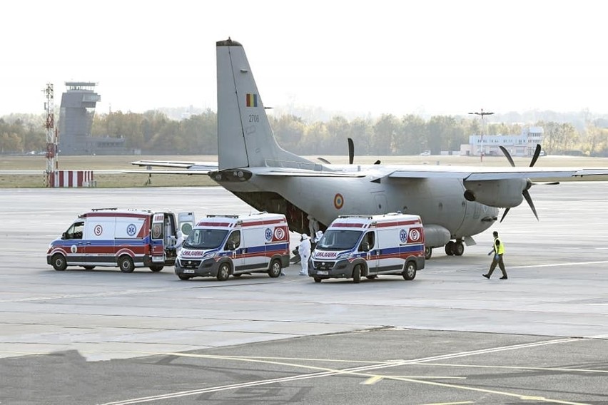 Pacjenci z Rumunii chorzy na COVID-19 trafili na leczenie do Łodzi. Przylecieli rumuńskim samolotem wojskowym