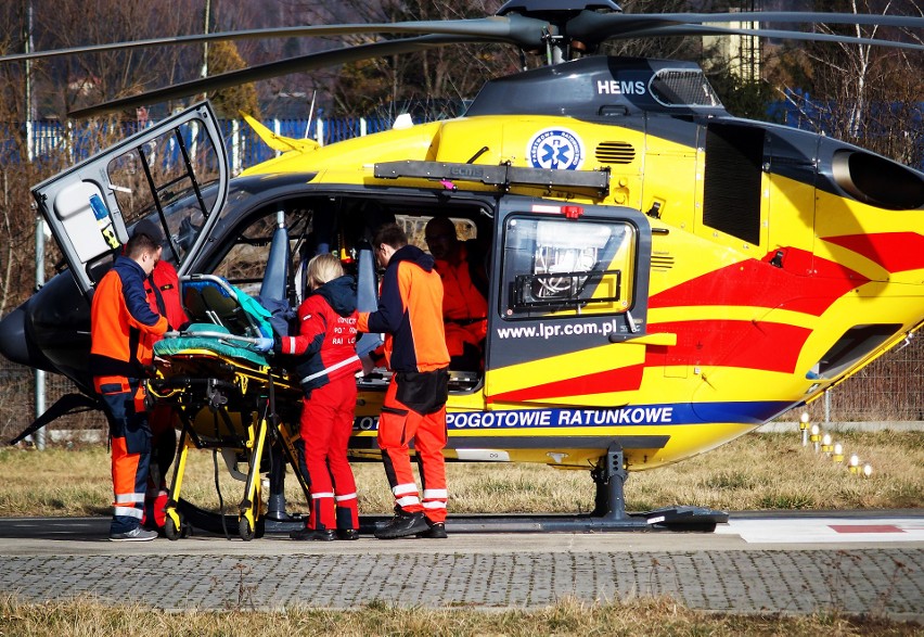 Krynica-Zdrój/ Nowy Sącz. Dziecko na sankach wjechało w drzewo. Wezwano helikopter