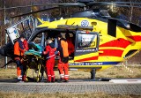 Krynica-Zdrój/ Nowy Sącz. Dziecko na sankach wjechało w drzewo. Wezwano helikopter