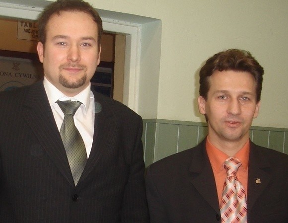Sprawę mandatu Ireneusza Rogowskiego &#8211; na zdjęciu z prawej, wywołał w grudniu 2008 roku Marcin Badowski, radny PO &#8211; stoi obok.