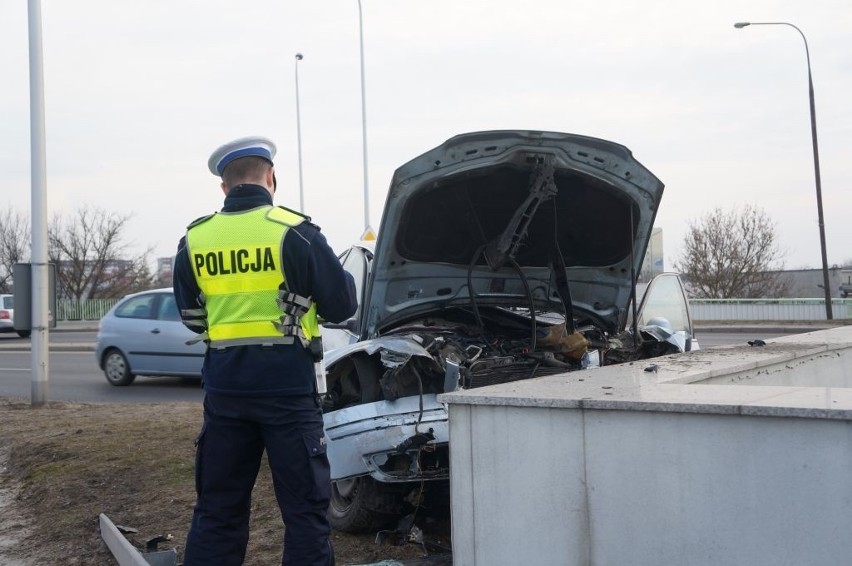 Kierowca volkswagena passata najpierw ściął kilka słupków...