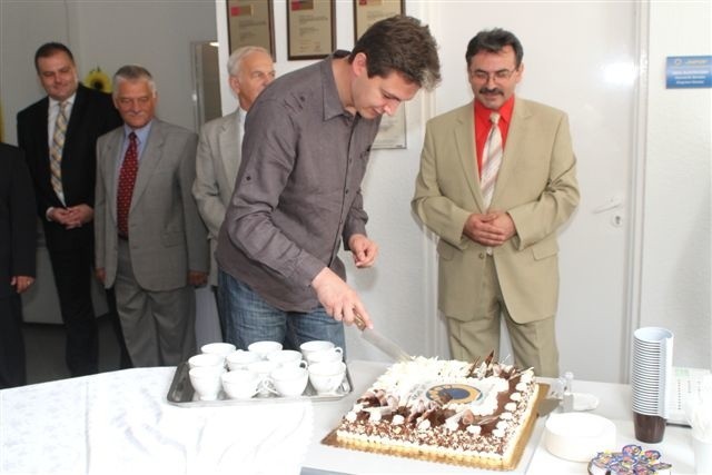 Z pracownikami SUPONU spotkał się w siedzibie firmy marszałek Adam Jarubas, który wraz z prezesem Stanisławem Rupniewskim pokroił urodzinowy tort