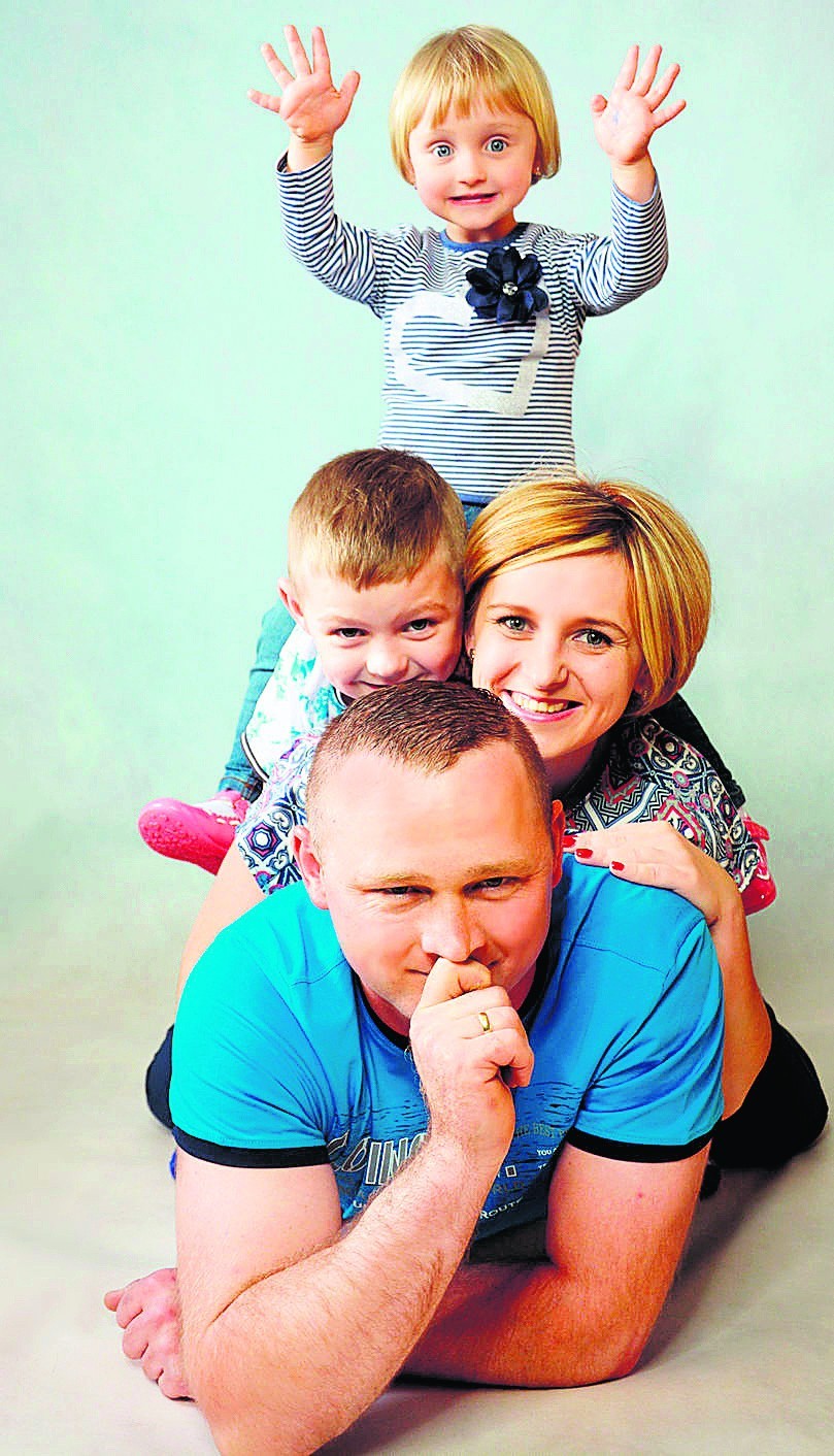 Rodzinna fotografia Justyny Kopacz z  dziećmi Bartoszem i...