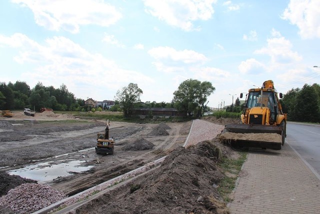 Prace przy oczyszczaniu zalewu w Szydłowcu oraz na terenie przyległym idą pełną parą. Już w kolejnym sezonie letnim miejsce przy ulicy Folwarcznej ma stać się turystyczną wizytówką miasta.