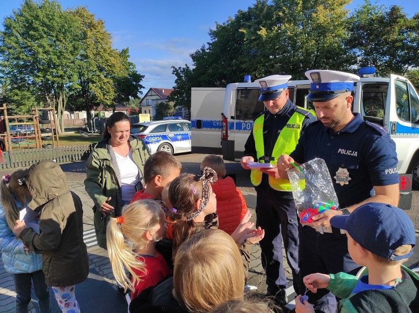 Nauka zasad poruszania się po pasach pod okiem policjantów.