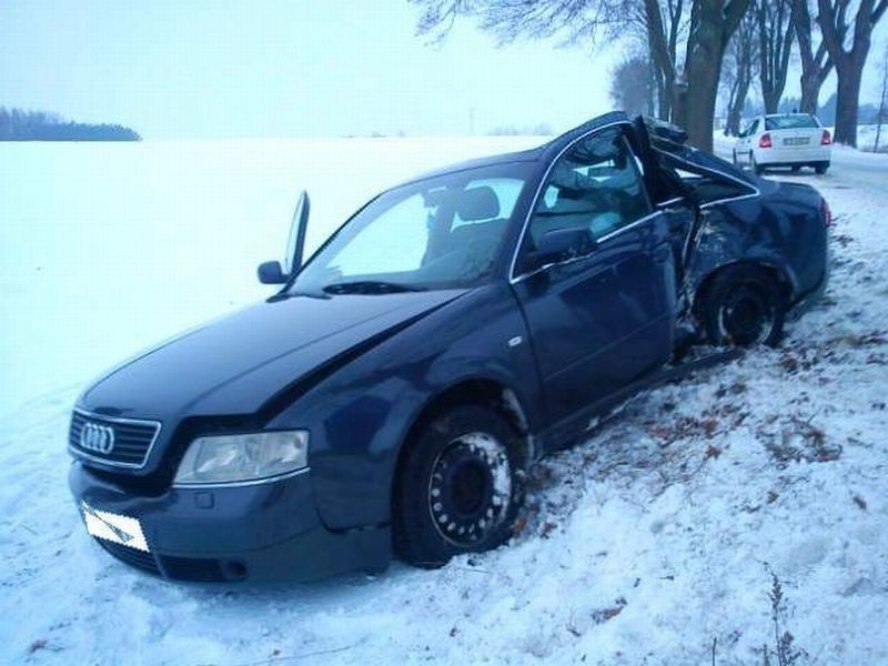 Wypadek w Zbicznie. Auto zatrzymało się na drzewie, 20-latka...
