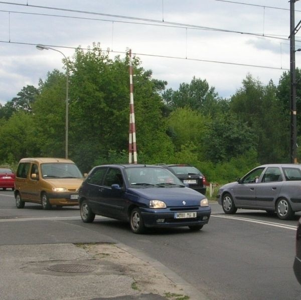 Przejazd w okolicy stalowowolskiego dworca kolejowego wygląda koszmarnie. W poniedziałek rozpocznie się jego remont.