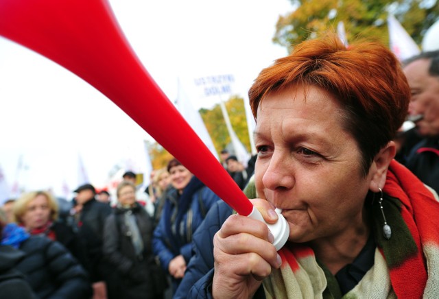 14.10.2015 warszawa pod kprm demonstracja znp pod kprm . protest nauczycieli strajk pieniedze podwyzki oswiata nauczyciele pikieta.  fot. piotr smolinski / polska prees