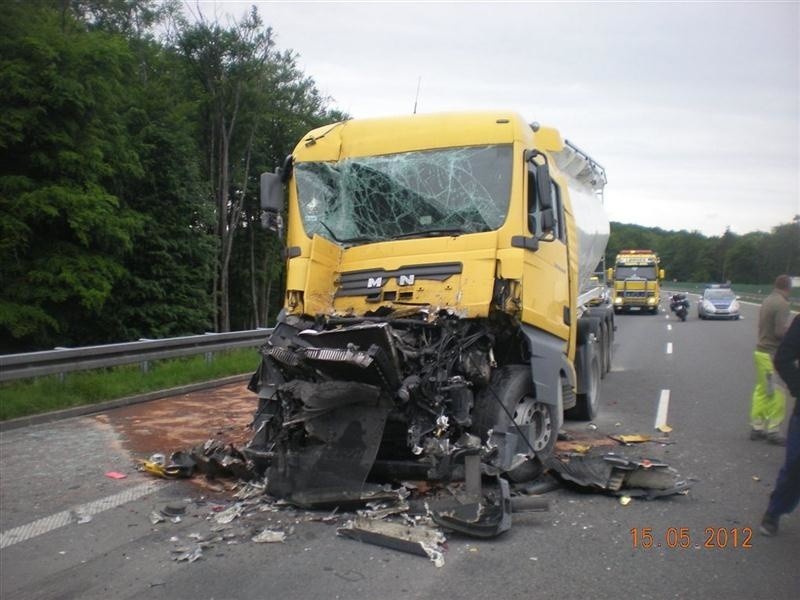 Na A4 zderzyły się dwie ciężarówki.