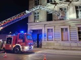 Nocny pożar w centrum Łodzi. Paliła się kamienica. 12 strażaków w akcji! ZDJĘCIA