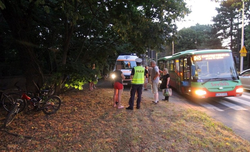 Autobus gwałtownie zahamował przed dzieckiem na rowerze. Pasażerka w szpitalu (ZDJĘCIA)