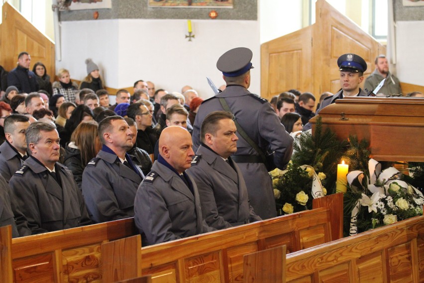 Ostatnie pożegnanie aspiranta Krzysztofa Węglińskiego z Tarnobrzega - policjanta, który zginął w wypadku jadąc na służbę  [ZDJĘCIA]