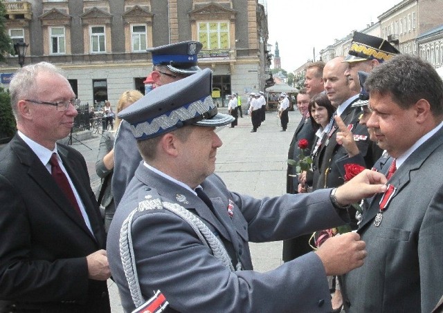 Andrzej Rokita, zastępca Komendanta Głównego Policji odznaczył między innymi Dariusza Piątka, wicewojewodę mazowieckiego. 