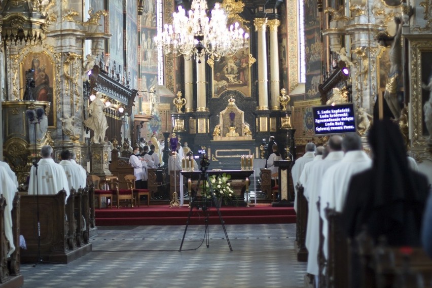 Biskup sandomierski i kapłani na Mszy Krzyżma w katedrze. Wymowna homilia ordynariusza [ZDJĘCIA]