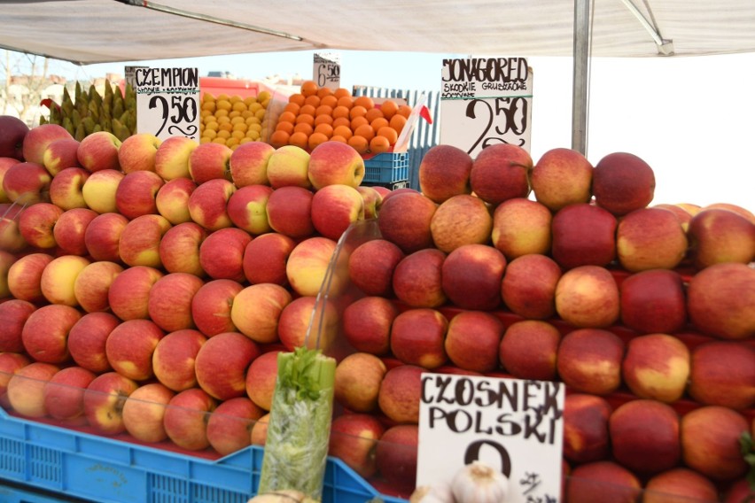 Większość owoców i warzyw na kieleckich bazarach w piątek,...