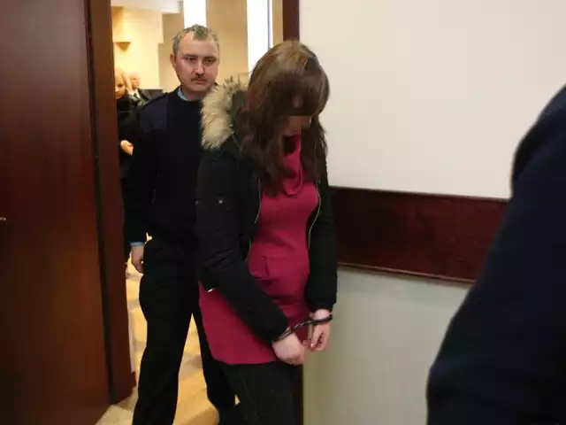 Magda Ł., oskarżona o zabójstwo Anity, wyprowadzana po drugim posiedzeniu słupskiego sądu.
