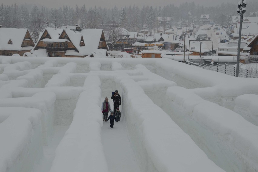 Zakopane. Zrobili gigantyczny śnieżny labirynt i śnieżny zamek [ZDJĘCIA, WIDEO]