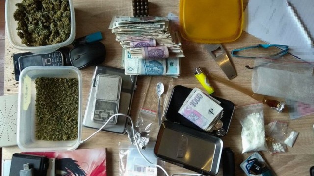 W mieszkaniach w Ciechocinku odkryto łącznie 40 kg różnych narkotyków, dużą ilość gotówki i 5 sztuk broni palnej. Wynajmujący te mieszkania mężczyzna uciekł. Szuka go policja.