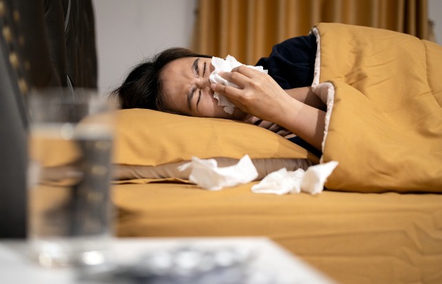 Koronawirus Omikron wywołuje objawy zbliżone do przeziębienia i grypy, które obejmują głównie nos i gardło. Zarażenie tymi wirusami może być przy tym jednoczesne!