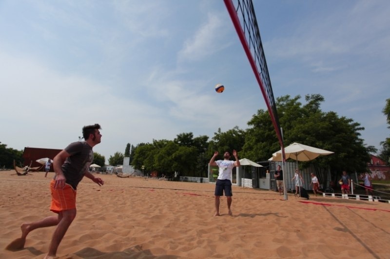 Plaża Miejska: Studenci kończą sesję "na sportowo". Trwa turniej siatkówki plażowej! [ZDJĘCIA] 