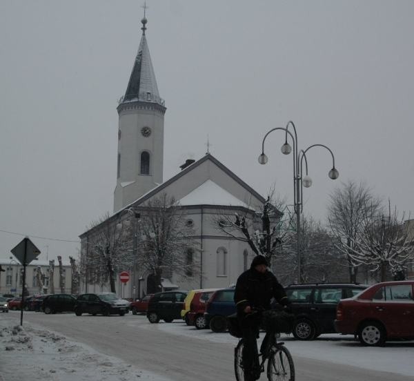 Centralnym miejscem Dobrodzienia jest Plac Wolności, na którym stoi ratusz, dom kultury i kościół.